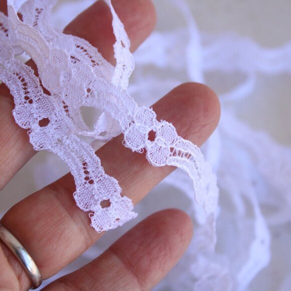 Vintage White Lace, Floral Trim 7/16" Wide, 4 Yards - Picture 2 of 9